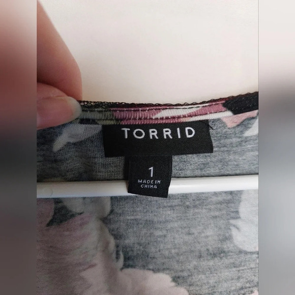 Torrid short sleeve blouse sheer sleeves lace and floral top size 1 - Picture 2 of 9